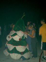 This Christmas tree wandered the crowd during the night... how much fun was THAT?!  :-)